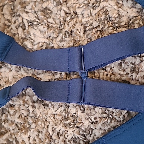 Lot of 2 Fabletics sports bras - Picture 8 of 9